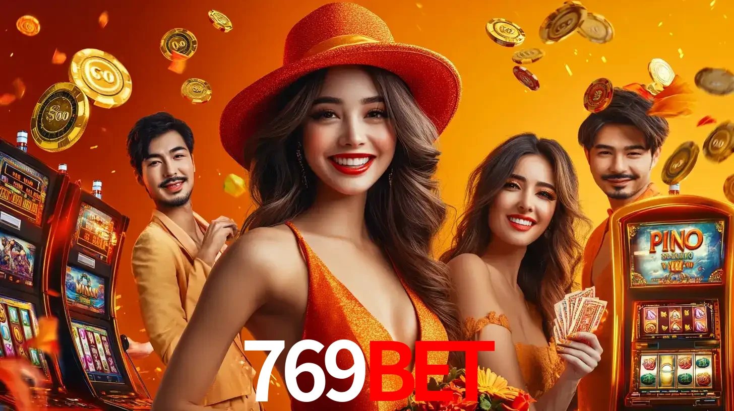 Grupo de amigos asiáticos sorrindo e se divertindo com máquinas de caça-níqueis em um ambiente festivo, celebrando suas vitórias nos jogos de cassino do 769bet.